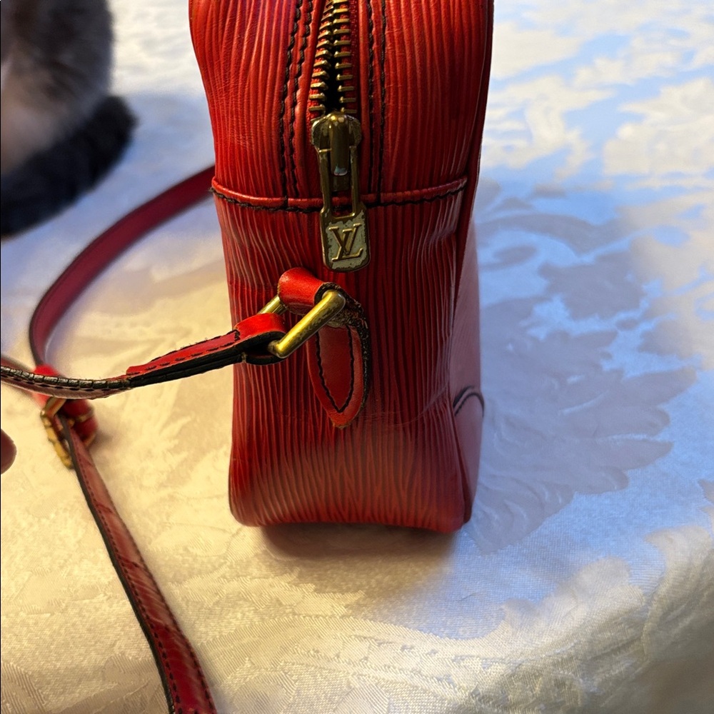 Red Louis Vuitton Trocadero Crossbody Shoulder Bag - Epi Leather - Picture 7 of 8